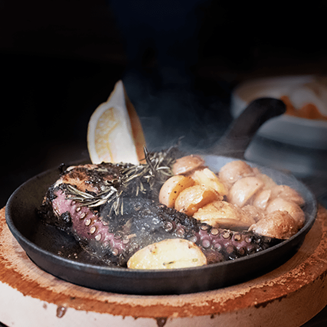 platillo pulpo al grill con adobo de recado negro